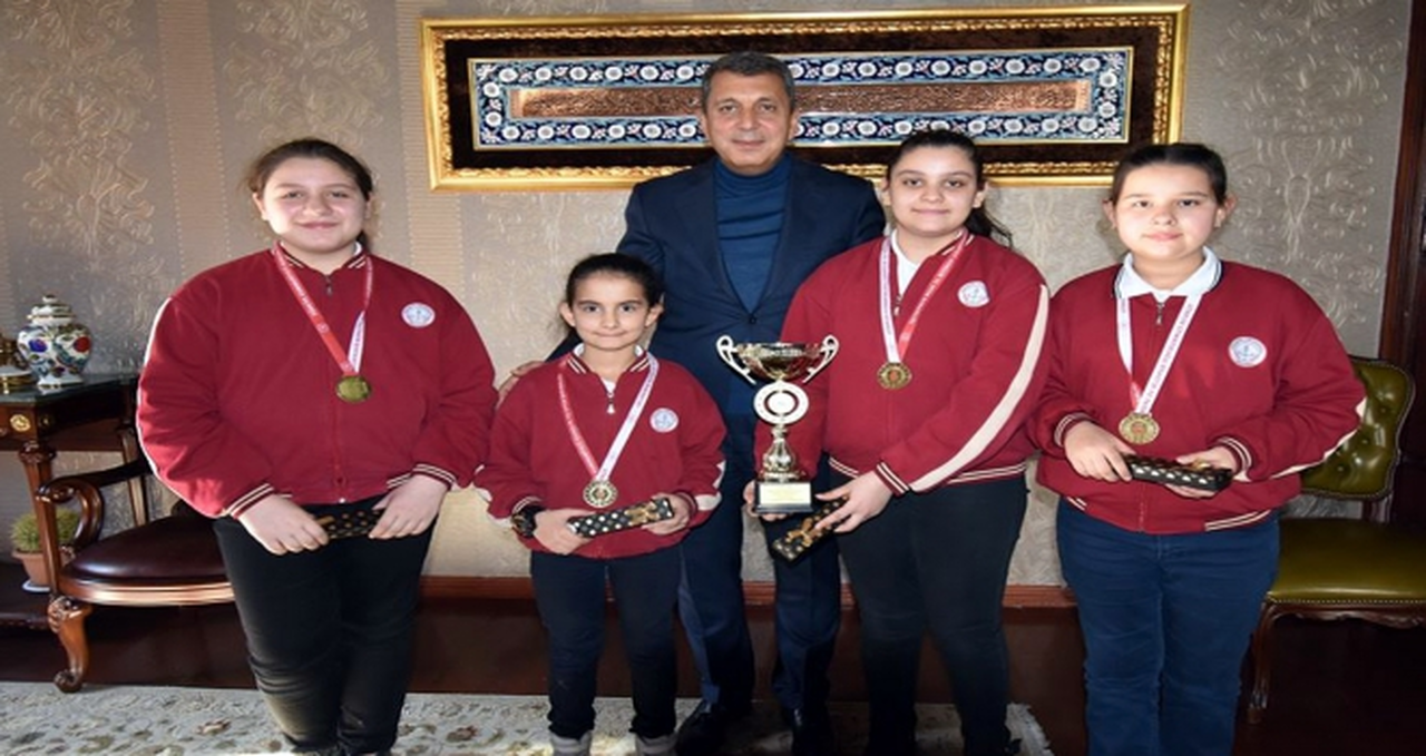Başarılı sporculardan Belediye Başkanı Öntaşa ziyaret