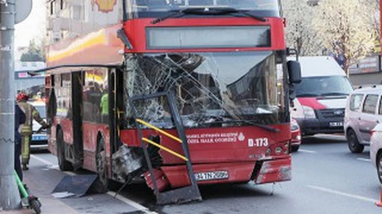 Çift katlı İETT otobüsü kaza yaptı