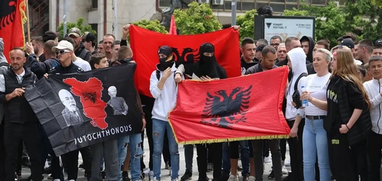 Mitrovica'da Arnavutlar gösteri düzenledi