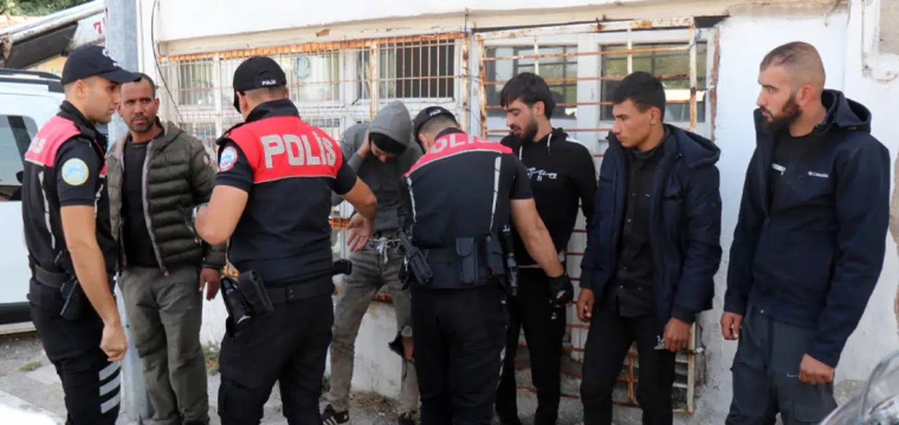 Polisten kaçtıkları araç duvara çarptı; 5 göçmen yakalandı