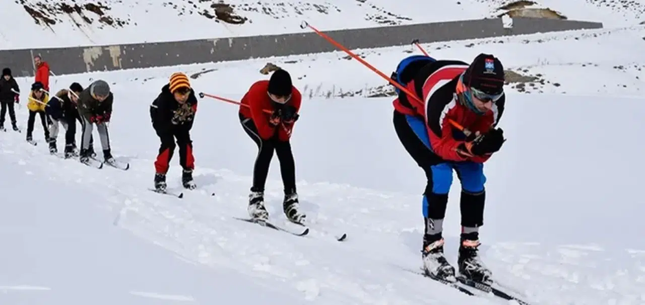 Bitlis'te kayakçılar karla kaplı parkurda antrenmanlara başladı