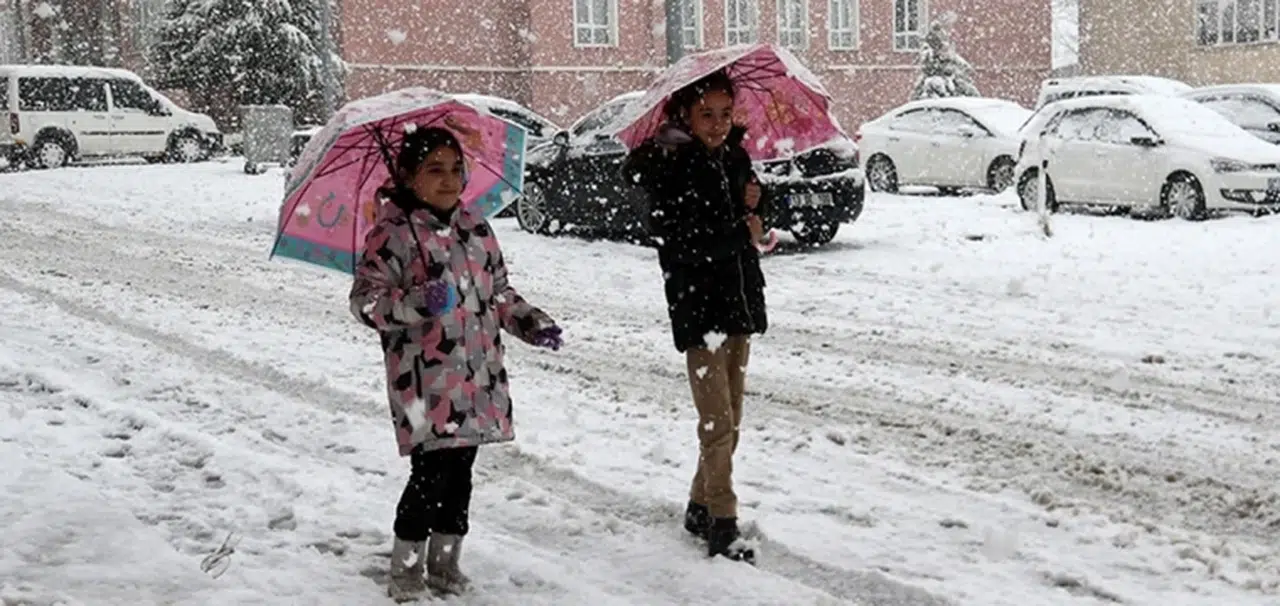 Bitlis'te eğitime kar engeli