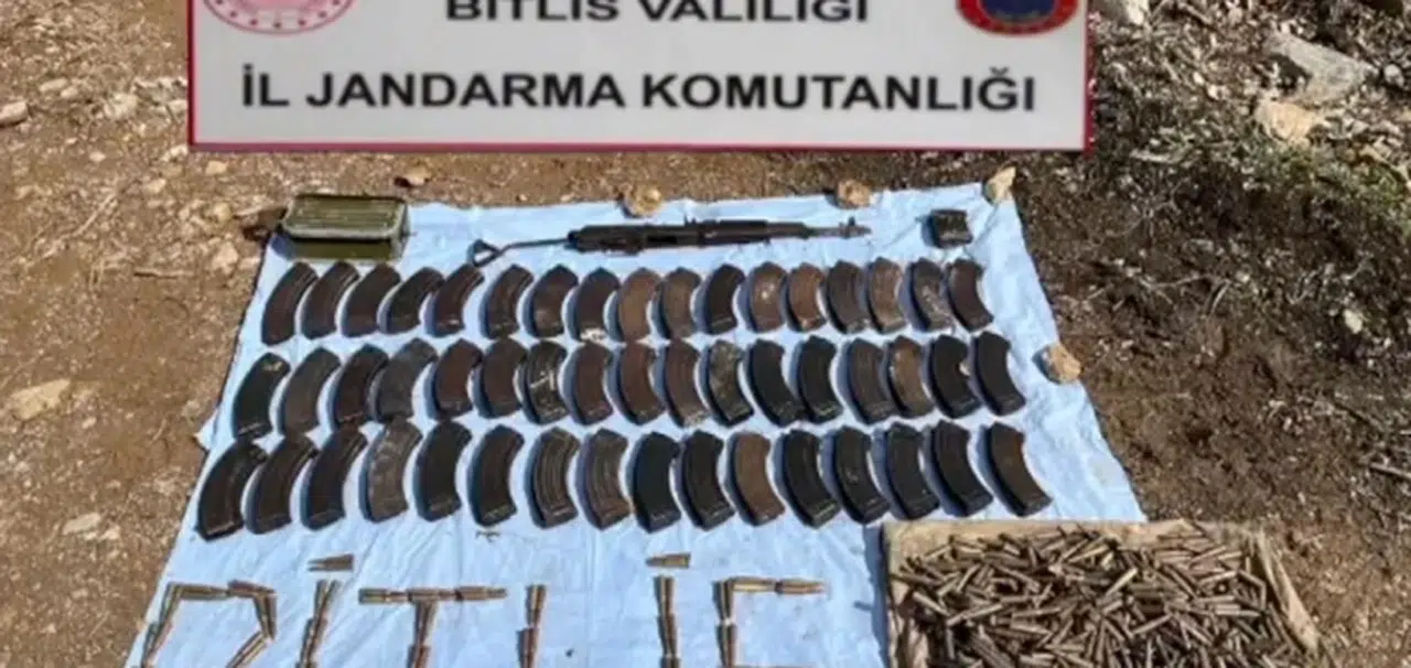 Bitlis'te PKK'lı teröristlerce araziye gizlenmiş silah ve mühimmat ele geçirildi