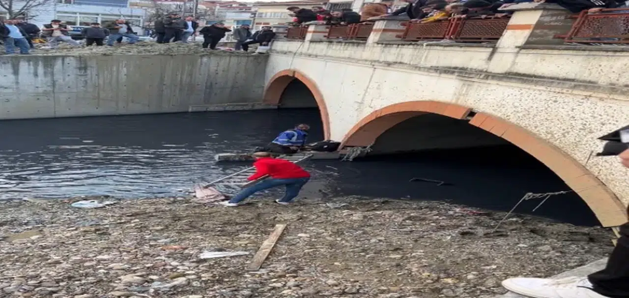 Polisten kaçan şüpheli dereye atladı! Çıkarılması 4 saat sürdü!