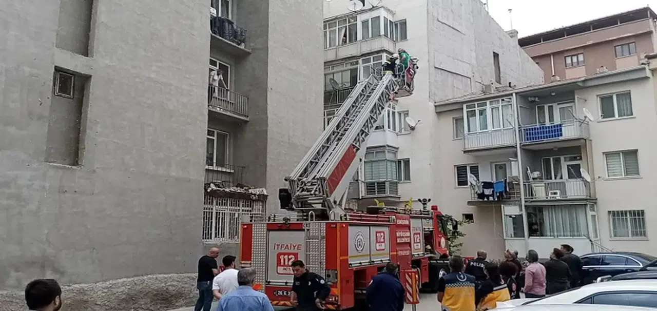 Polisten saklanırken komşusunun balkonunda mahsur kaldı