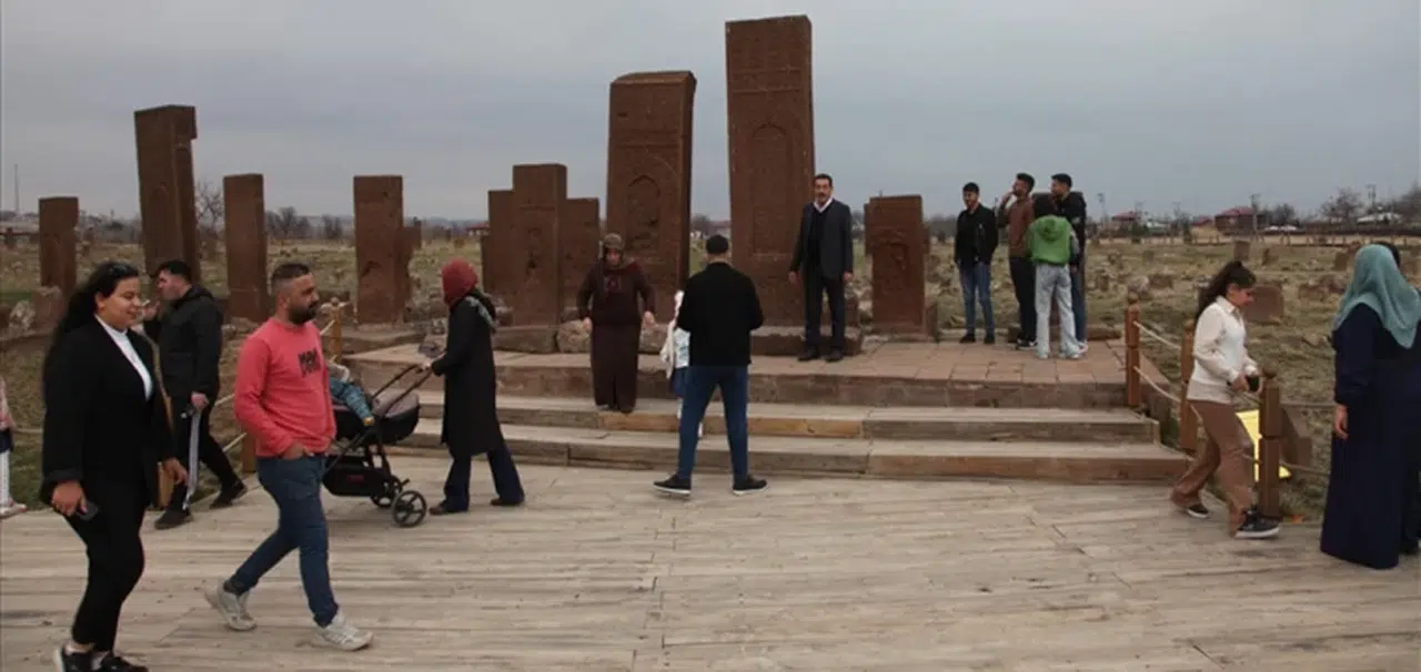 Ahlat Selçuklu Meydan Mezarlığı'nda bayram yoğunluğu