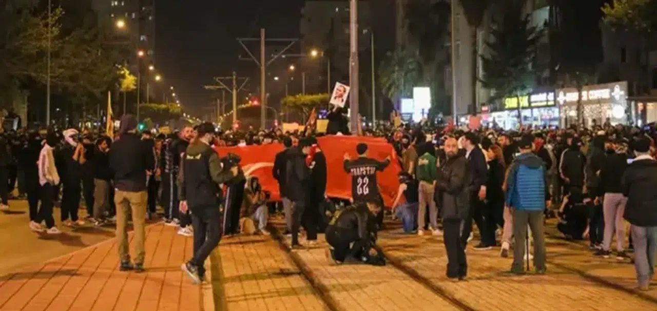 Antalya'da bir gösterici, polisten aldığı megafonla 'sükunet' uyarısı yaptı