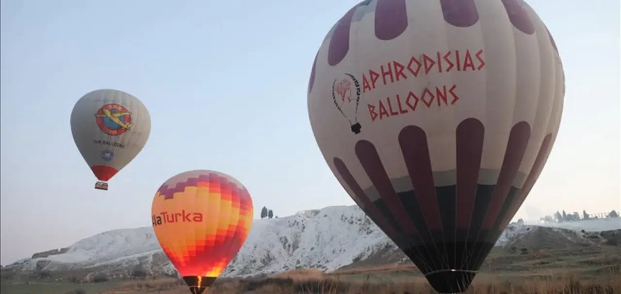 Pamukkale'de turizm sıcak hava balonlarıyla "havalanıyor"