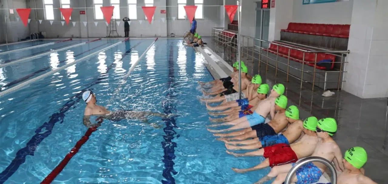 Büyükşehir'de üçüncü sınıflar yüzme öğreniyor