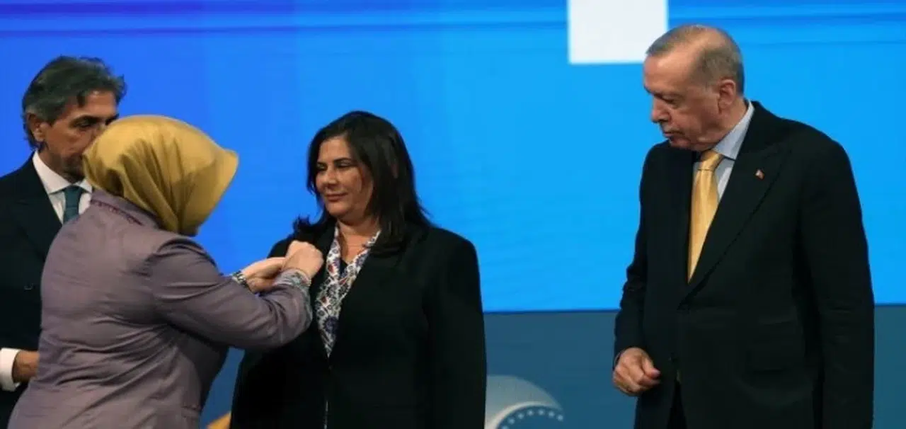 Özlem Çerçioğlu AK Parti rozetini taktı: " Aydın'ı geleceğe taşıyacağız"