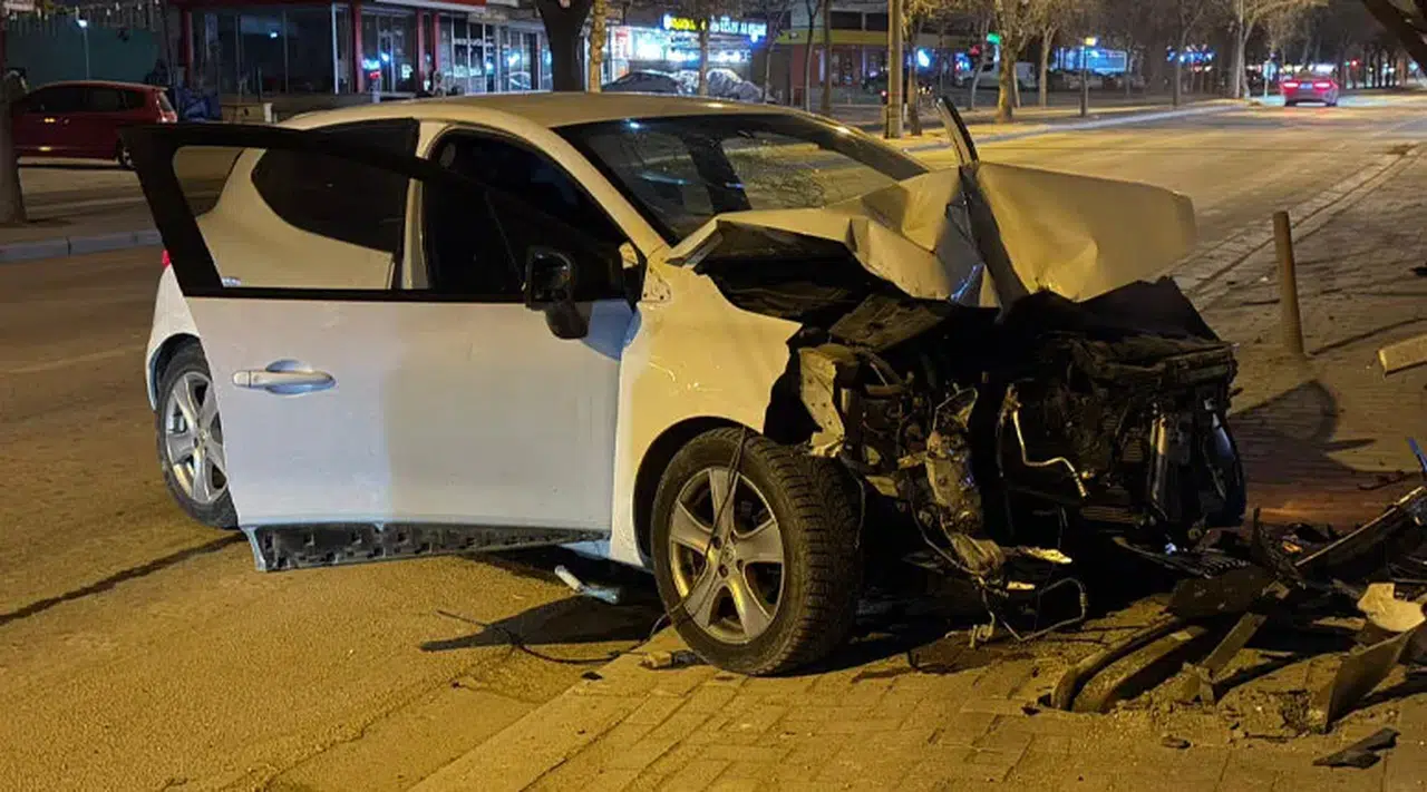 Konya’da polisten kaçan araç elektrik direğine çarptı: 1 yaralı