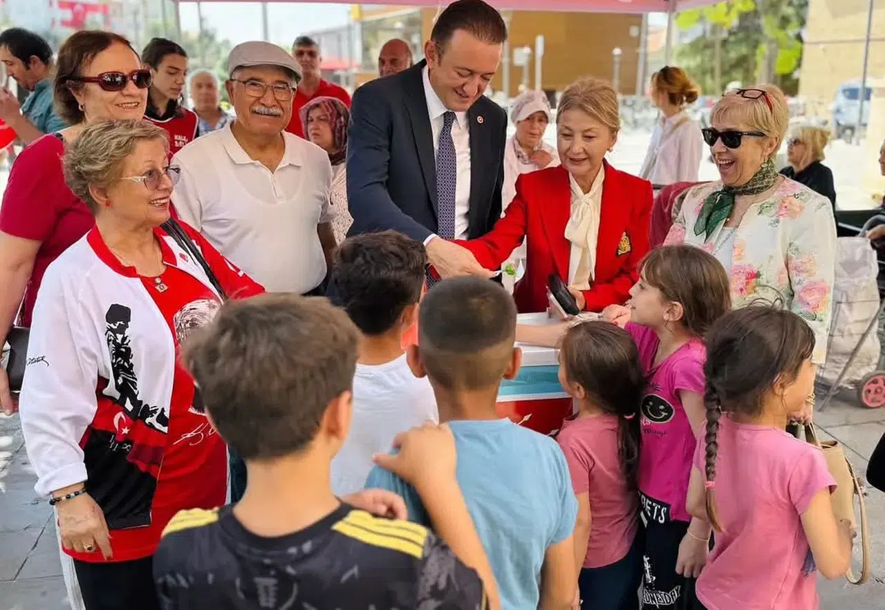CHP Konya Vekili Bektaş 30 Ağustos standını ziyaret etti