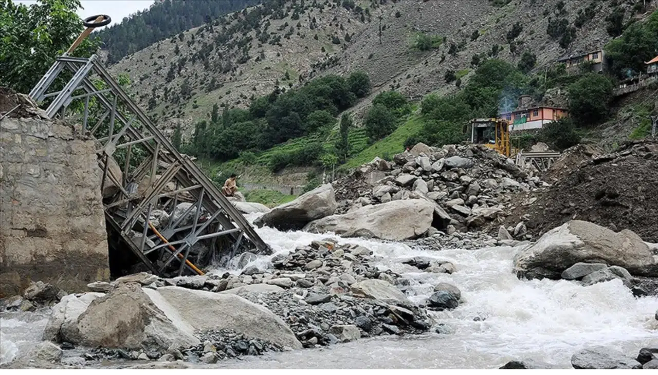 Pakistan'ın kuzeyindeki sellerde ölenlerin sayısı 351'e çıktı