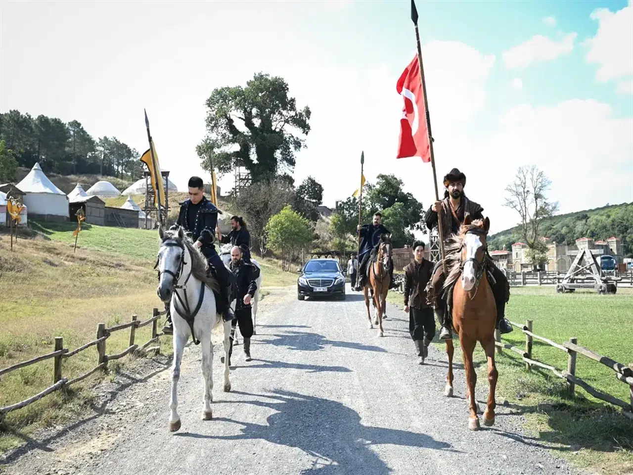 Bakan Ersoy, Türk dizi platolarını ziyaret etti