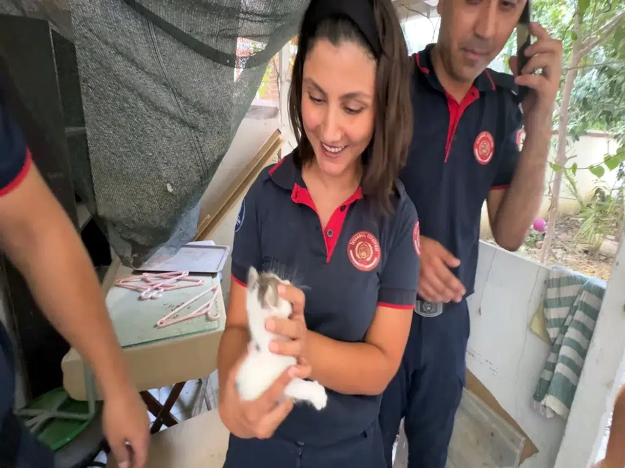 Başını sıkıştıran yavru kediyi itfaiye kurtardı