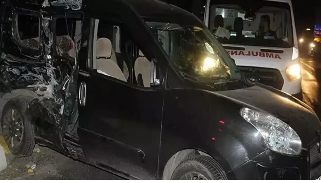 Kamyon ile  ticari araç çarpıştı