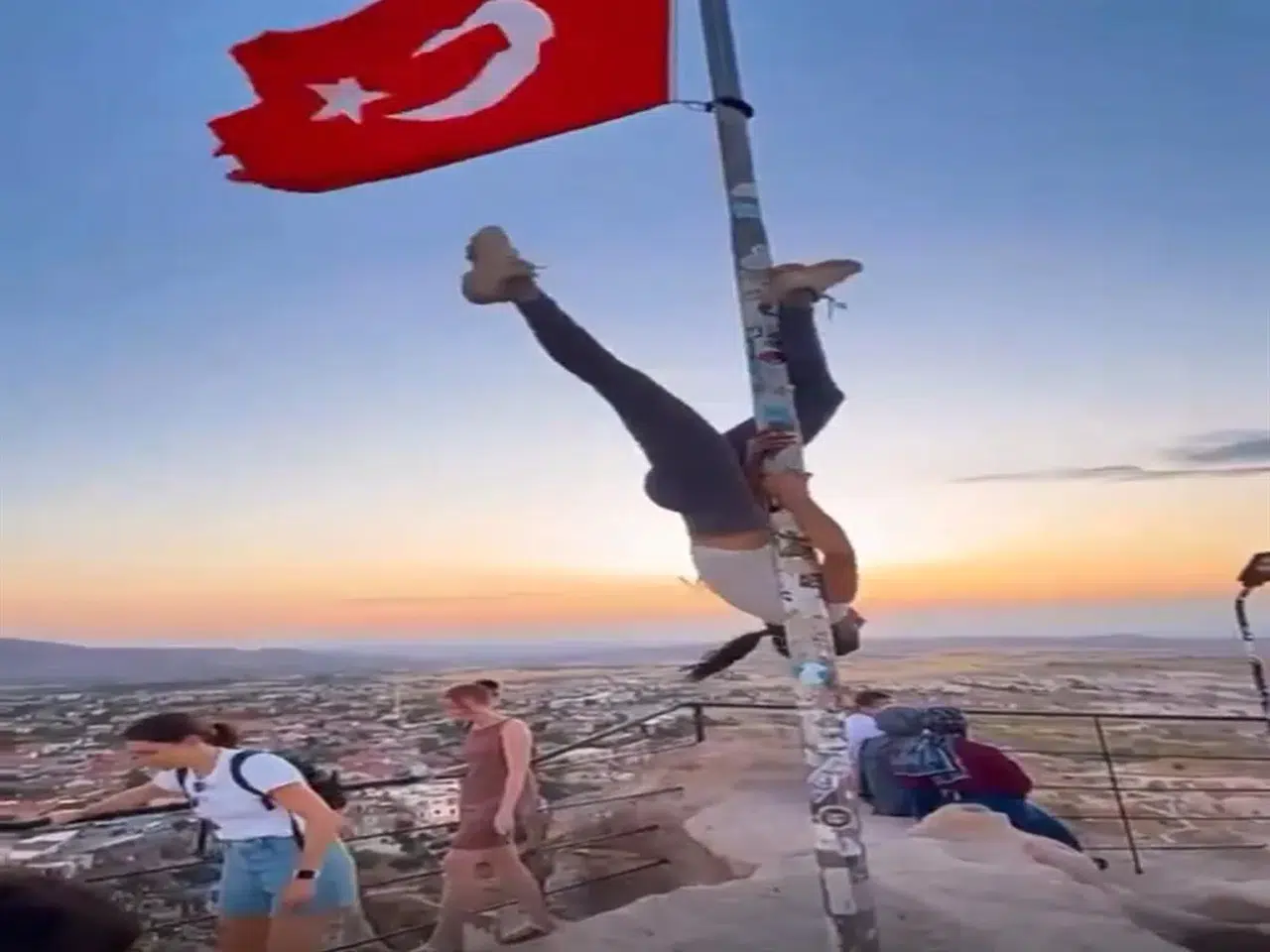 Türk bayrağı direğinde dans eden turiste soruşturma