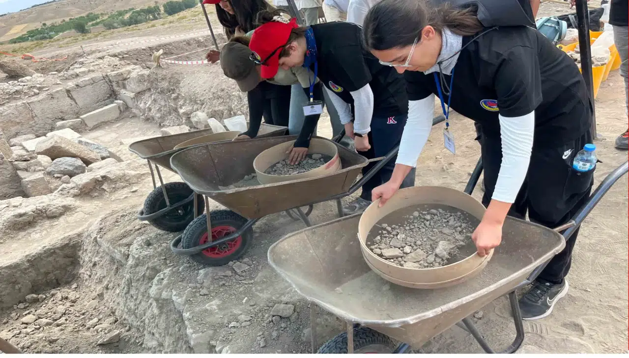 Gençler Binlerce Yıllık Tarihe dokundu