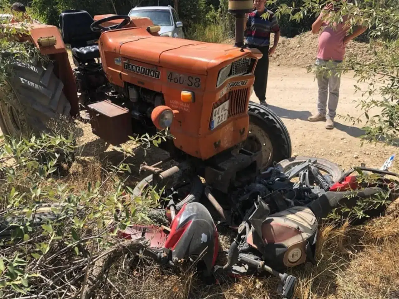 Motosiklet-traktör çarpıştı: 1 ölü