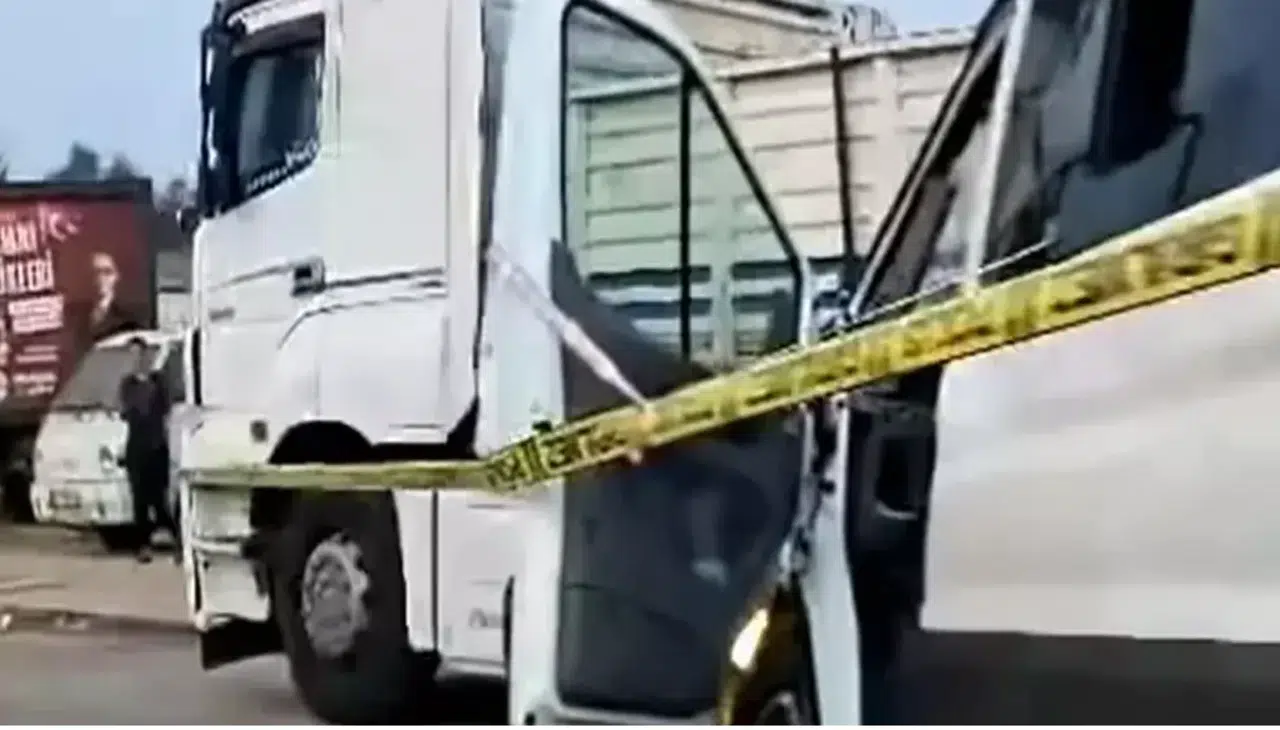 Öğrencileri taşıyan minibüs tıra çarptı