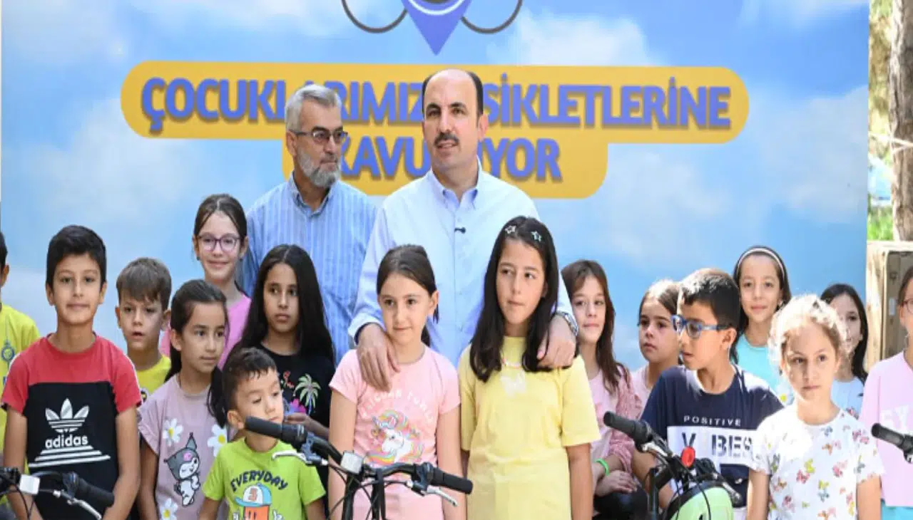 Konya’da sabah namazına gelen çocuklara bisiklet dağıtıldı