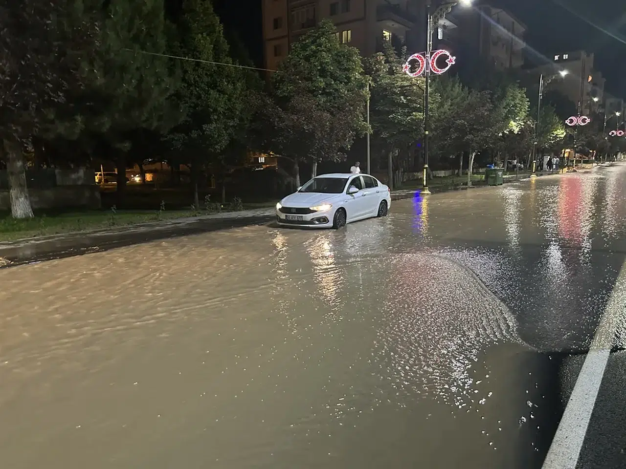 Su borusu patladı: Cadde göle döndü, Dükkan ve bodrumları su bastı