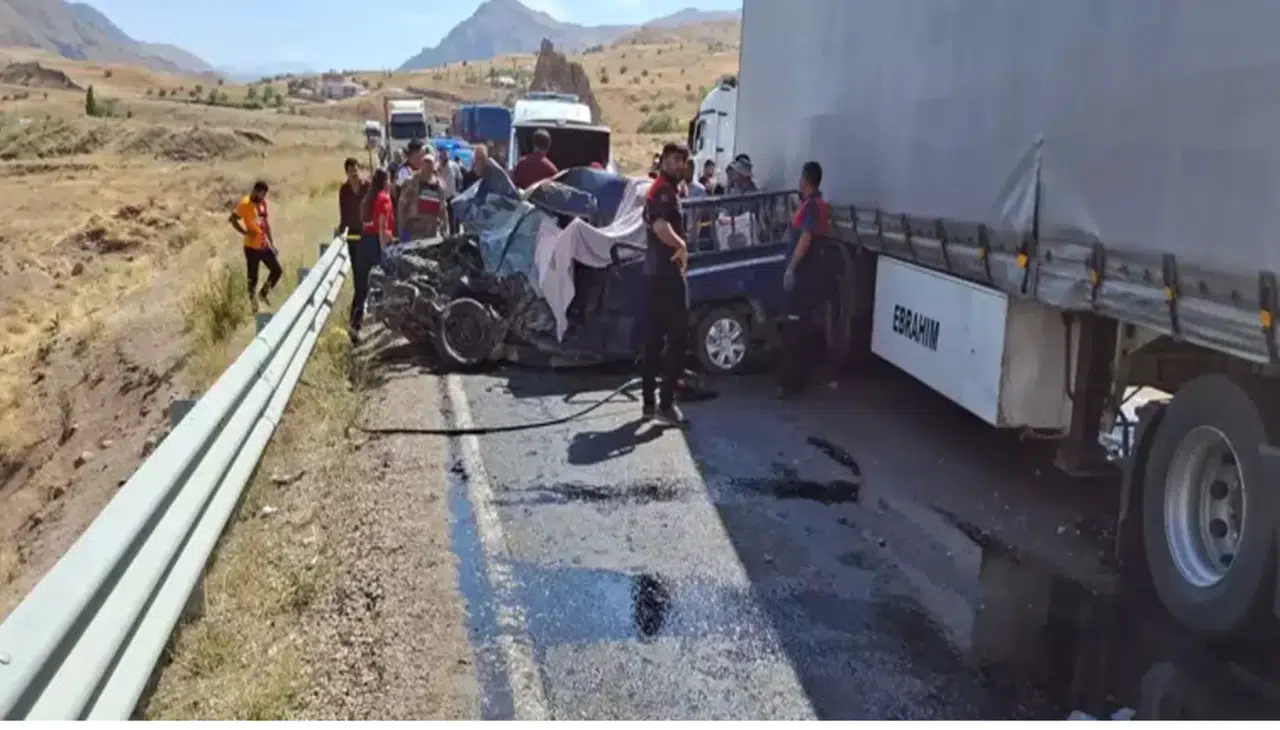 Kamyonet ile tır çarpıştı
