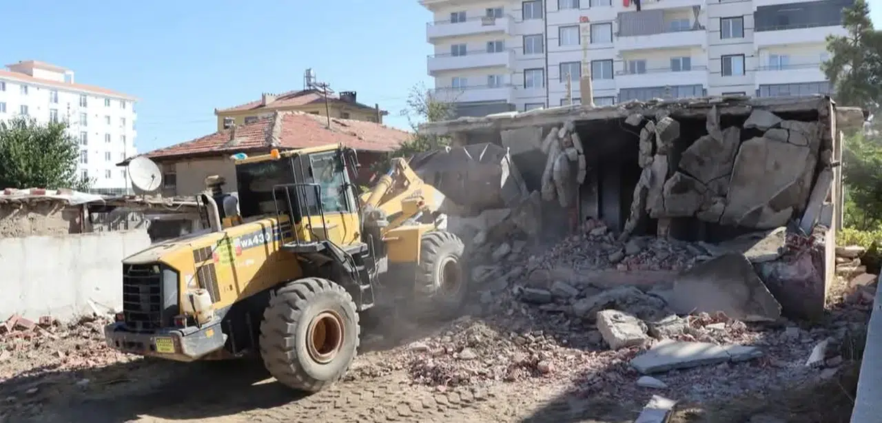 Konya'da tehlikeli binalar tek tek yıkıldı!