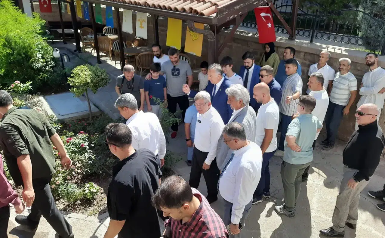 Ahmet Davutoğlu, Konya'da taziyeye katıldı