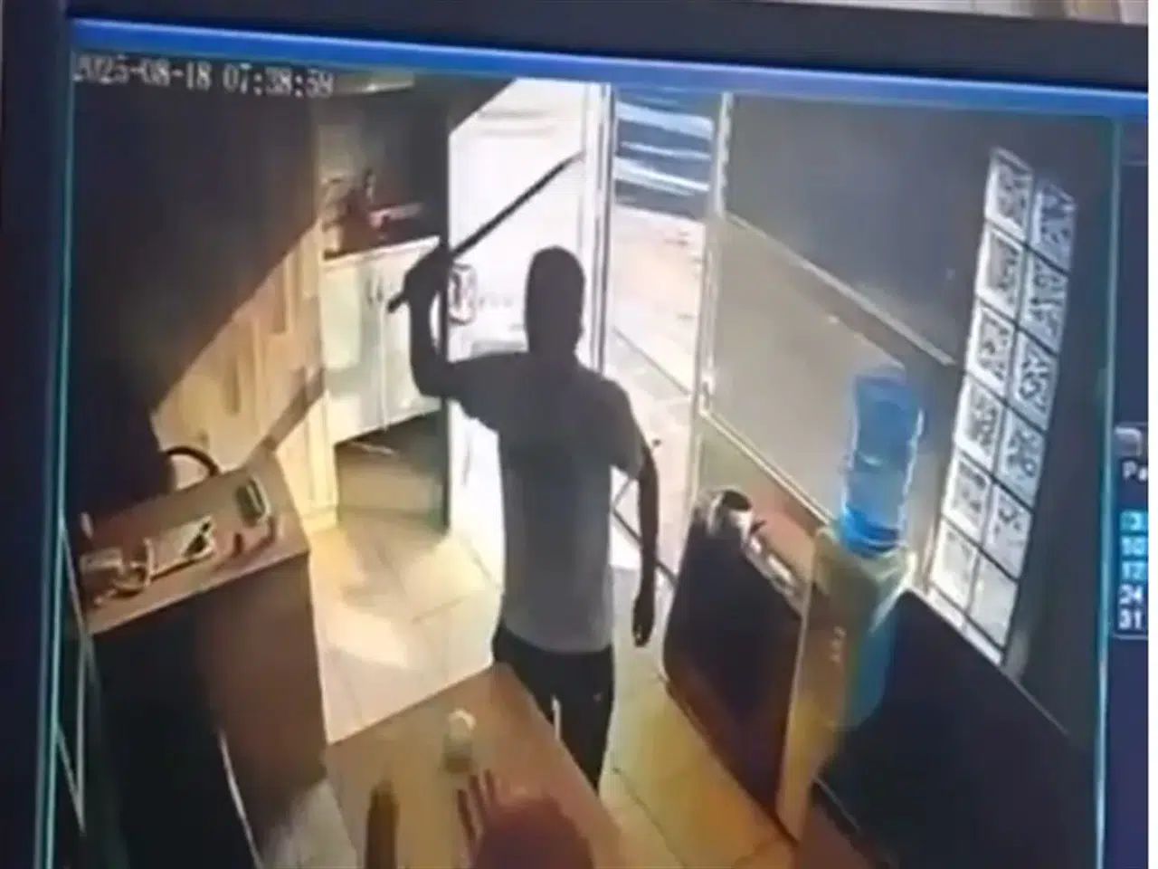 Taksi durağına kılıçlı saldırı: Görevli yaralandı