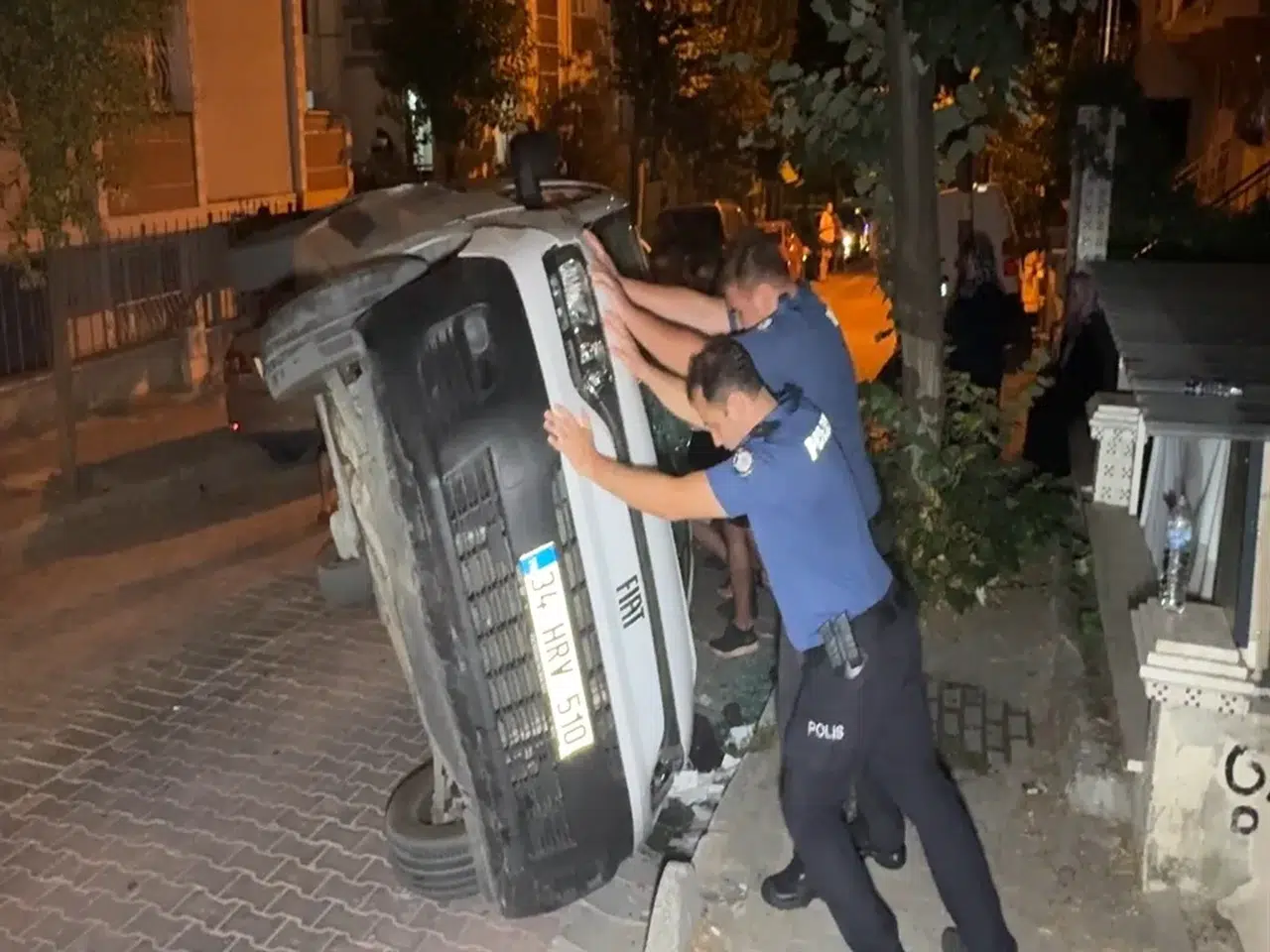 Alkollü sürücü 2 otomobile çarptı