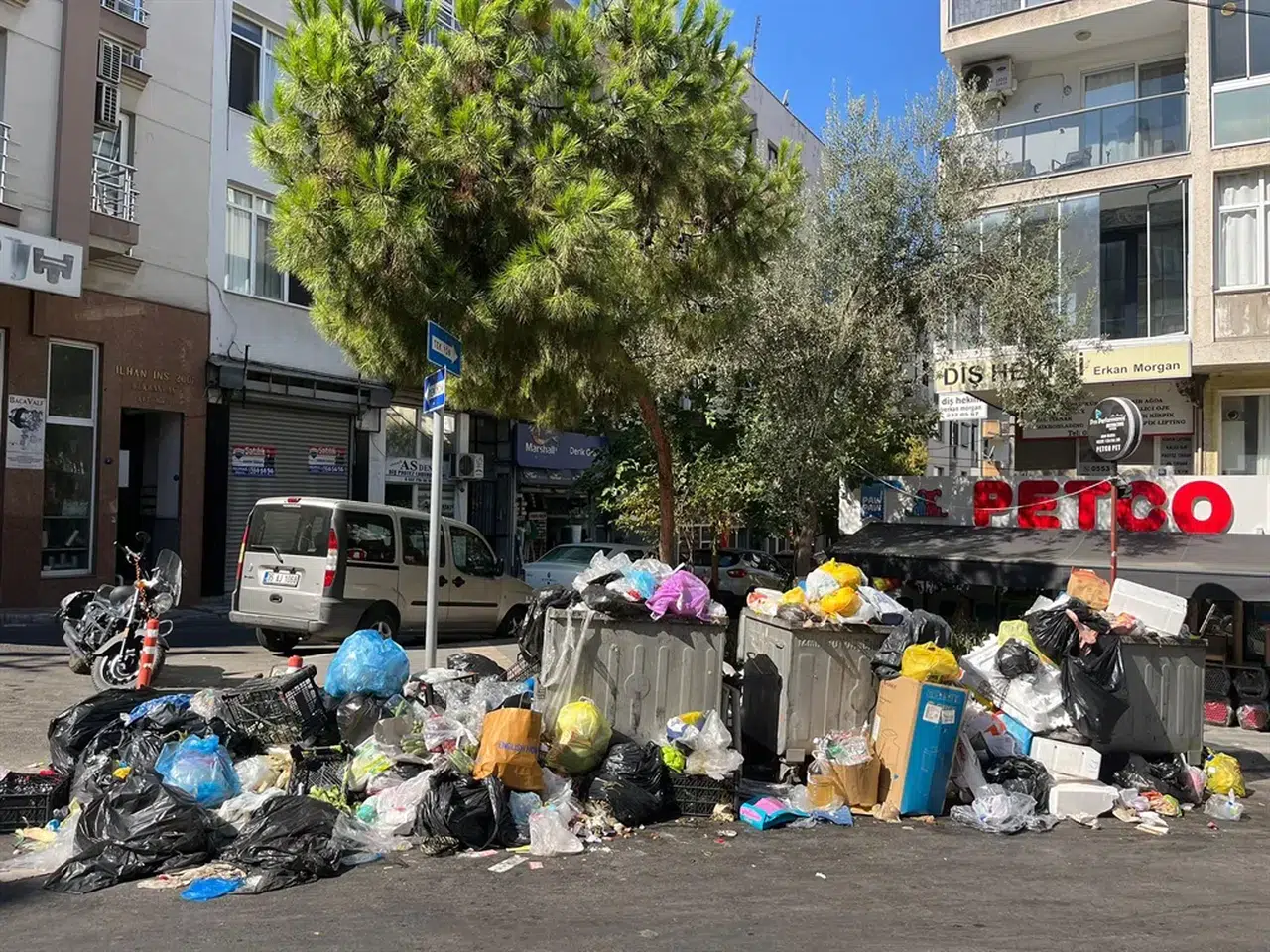 Sokaklar çöp yığınlarıyla doldu