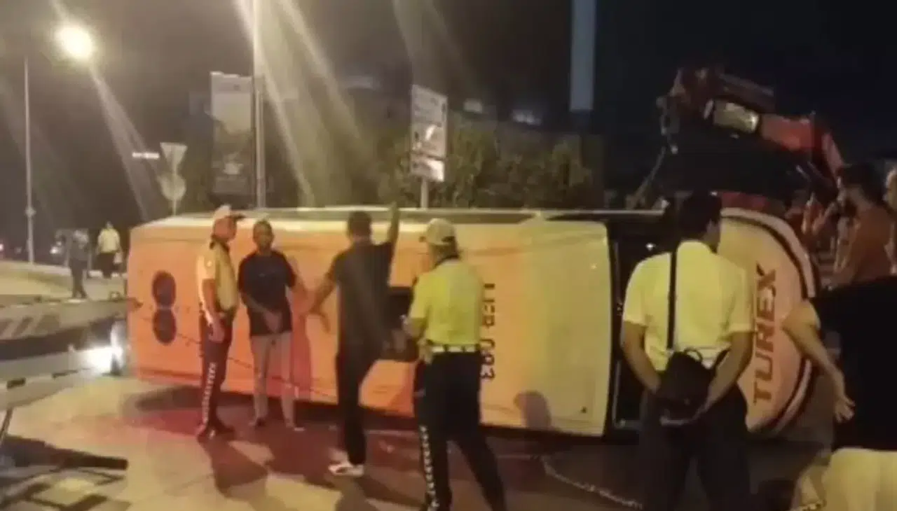 Sultanbeyli'de otomobil ile minibüs çarpıştı: 10 yaralı