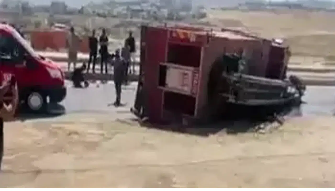 Yangına giden itfaiye aracı devrildi