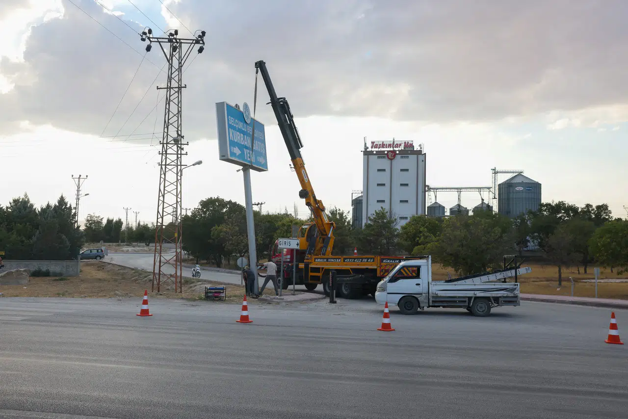 Selçuklu Belediyesi, şehir estetiğini koruma adına görüntü kirliliğini önlüyor