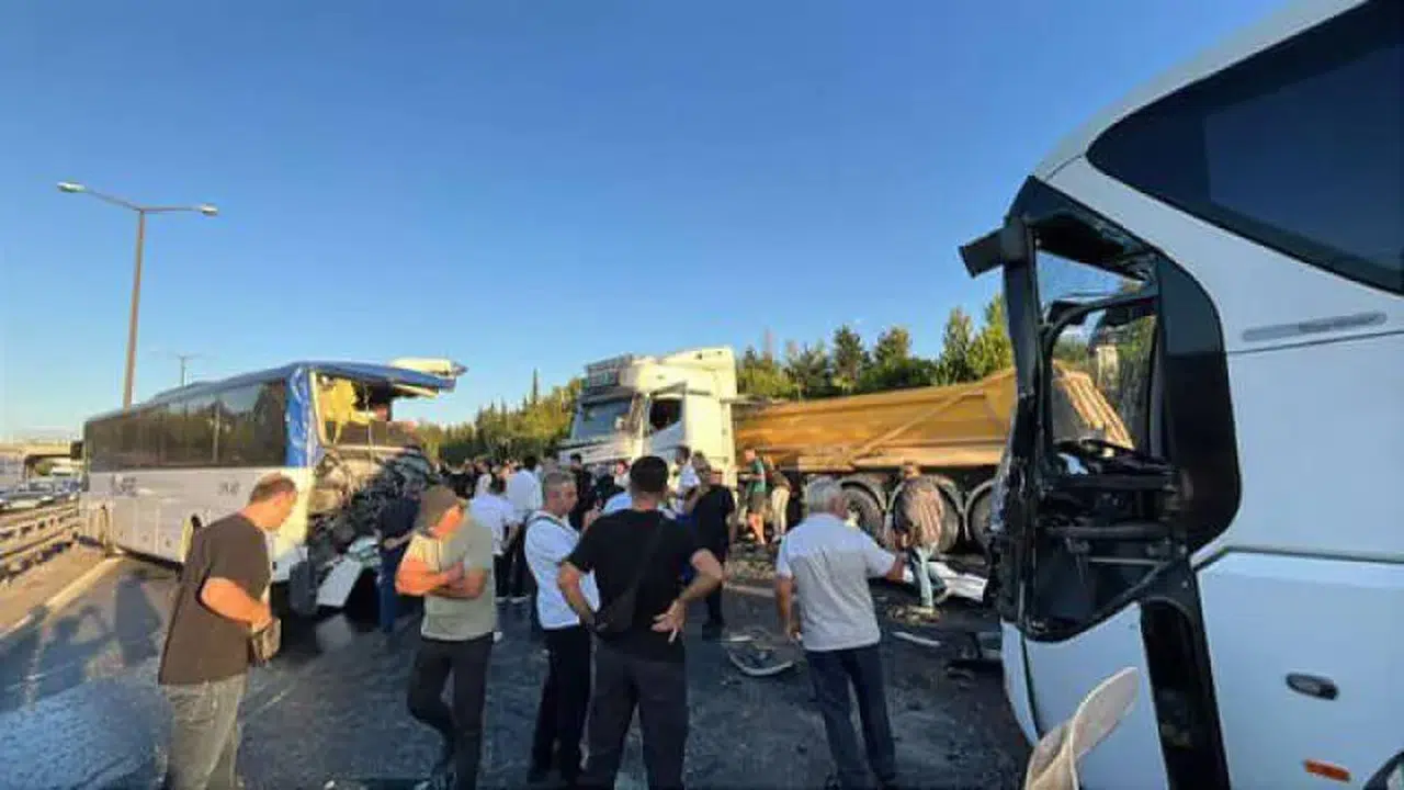 Otobüs ve kamyon çarpıştı, 1 ölü, 16 yaralı!