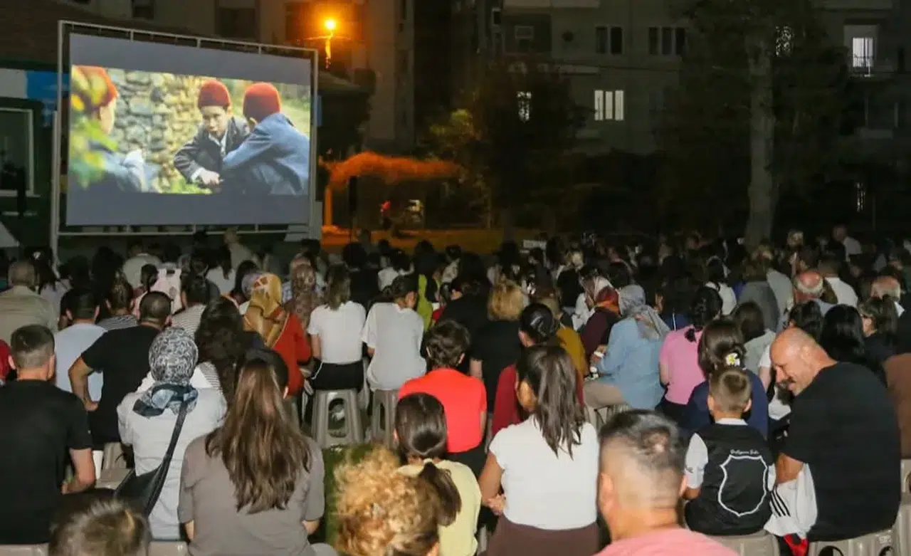 Konyalı çocuklar dev ekranda film keyfi yaptı!