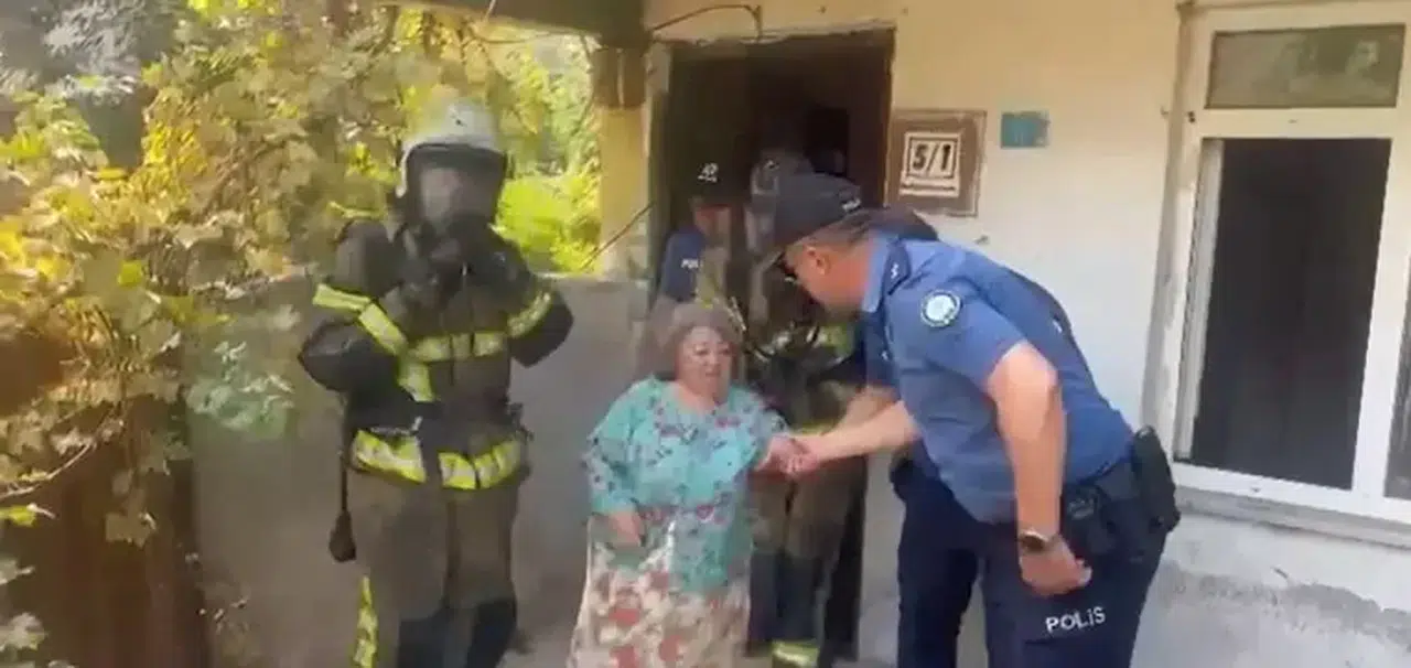 4 katlı binada çıkan yangında mahsur kaldı