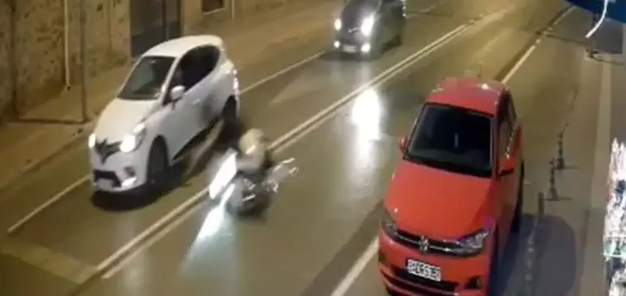 Yola dökülen yağ nedeniyle kayarak kaza yaptı