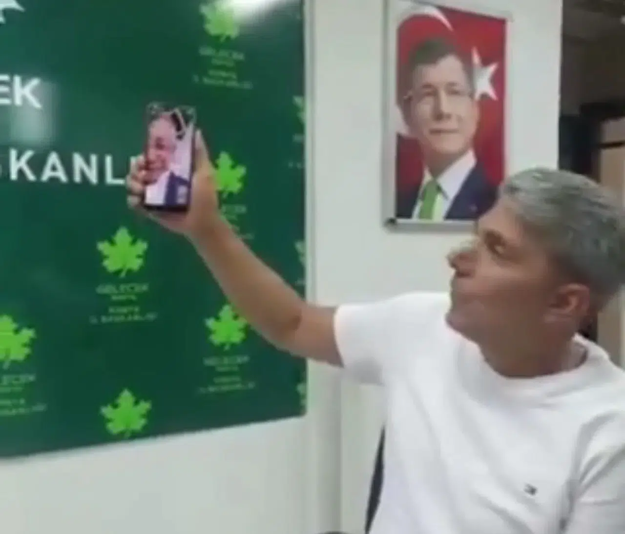 Ahmet Davutoğlu’ndan Konya teşkilatına sürpriz katılım