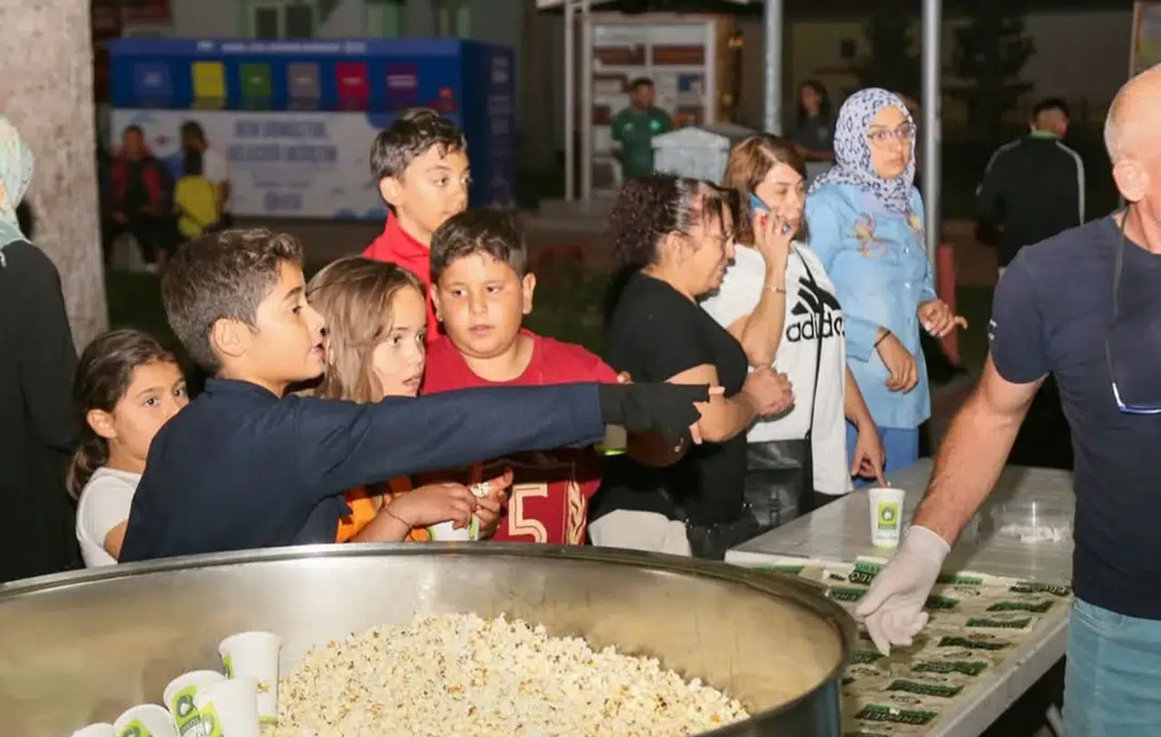 Konyalı çocuklar açık hava sinemasında doyasıya eğlendi!