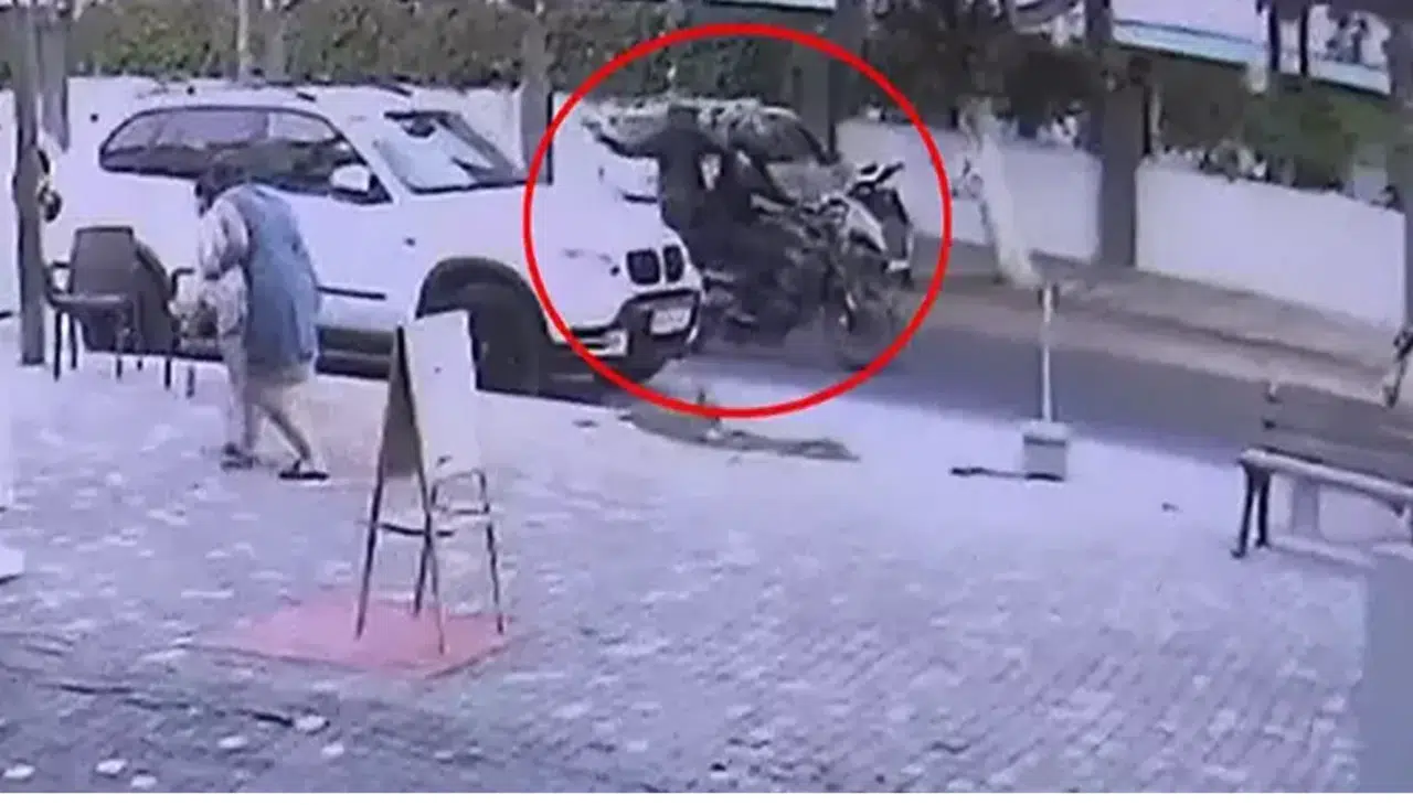 Silahlı saldırıda 1'i turist, 3 kişi yaralandı