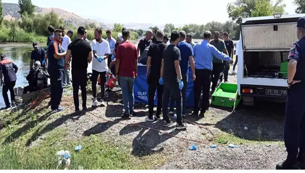 Düşen arkadaşını kurtarmak isterken birlikte boğuldular