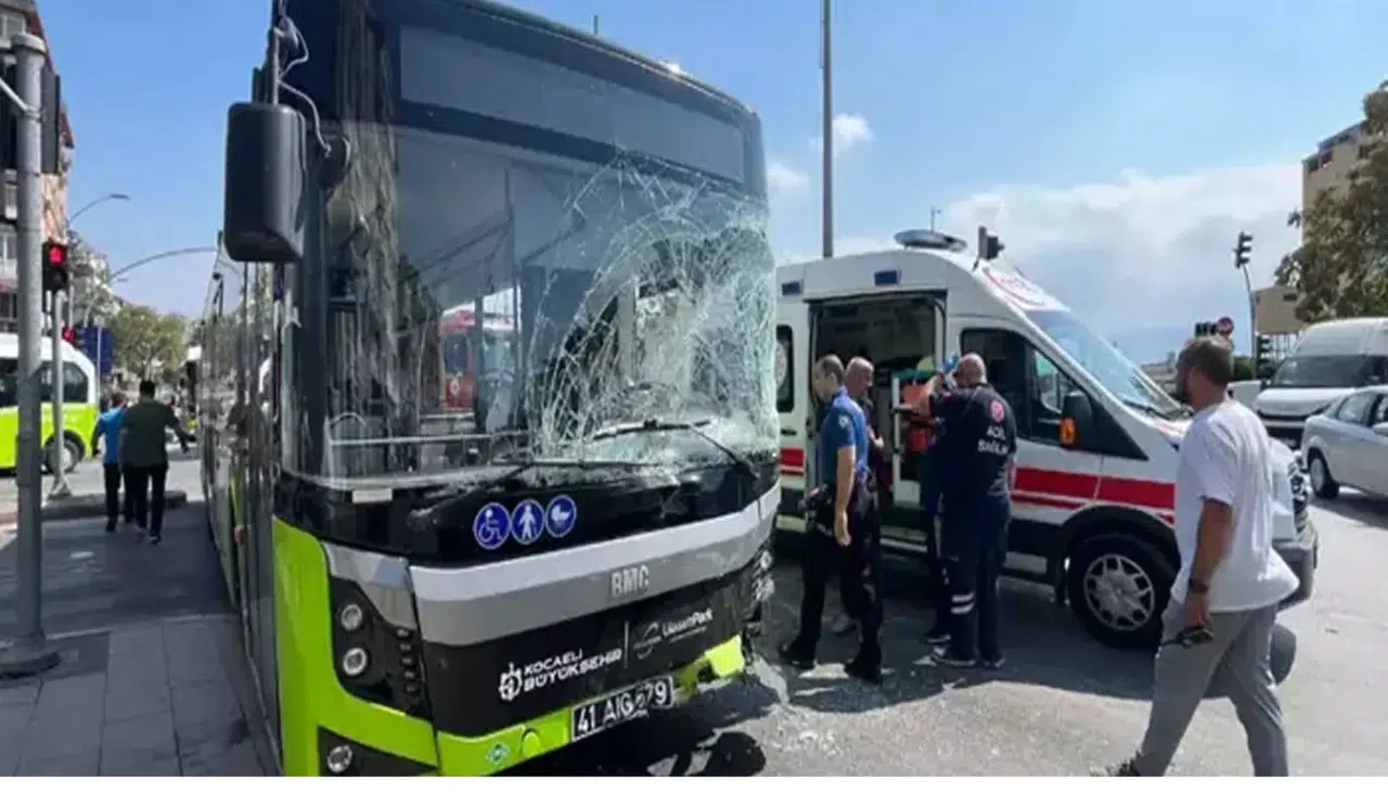 Belediye otobüsü ile kamyonet çarpıştı