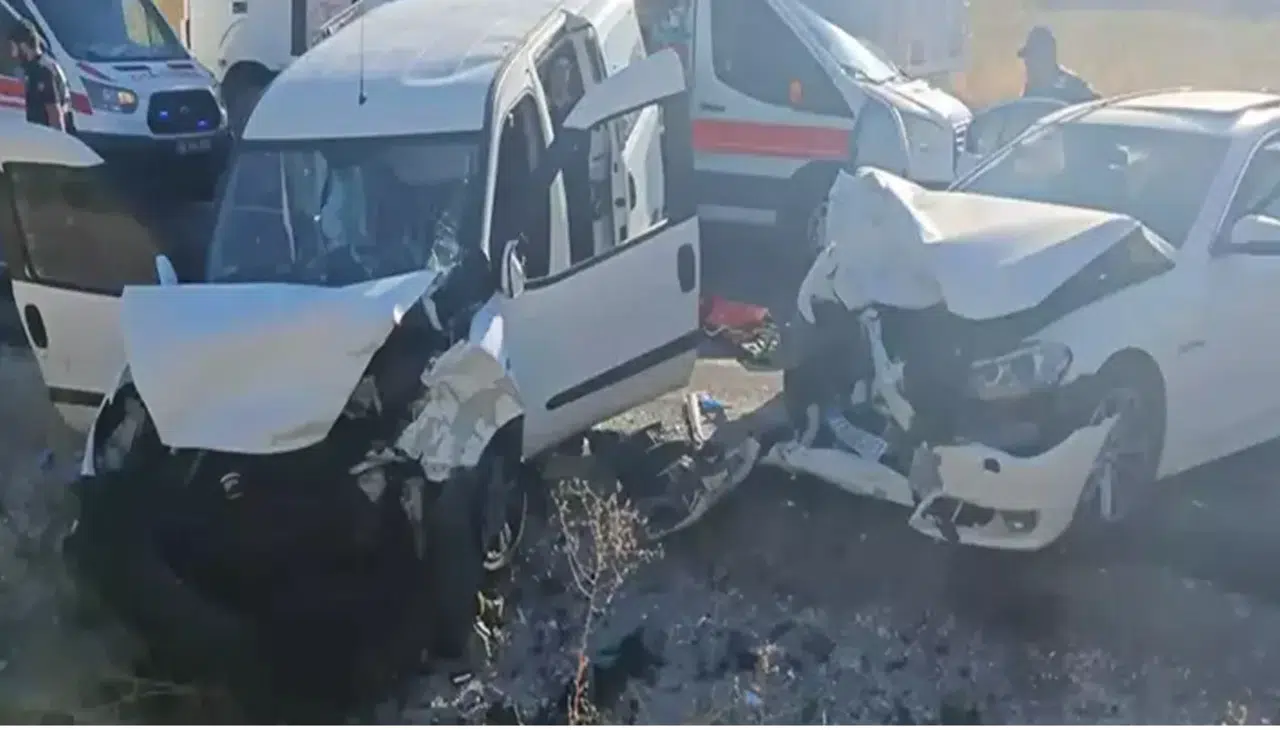 Otomobil ile ticari araç çarpıştı