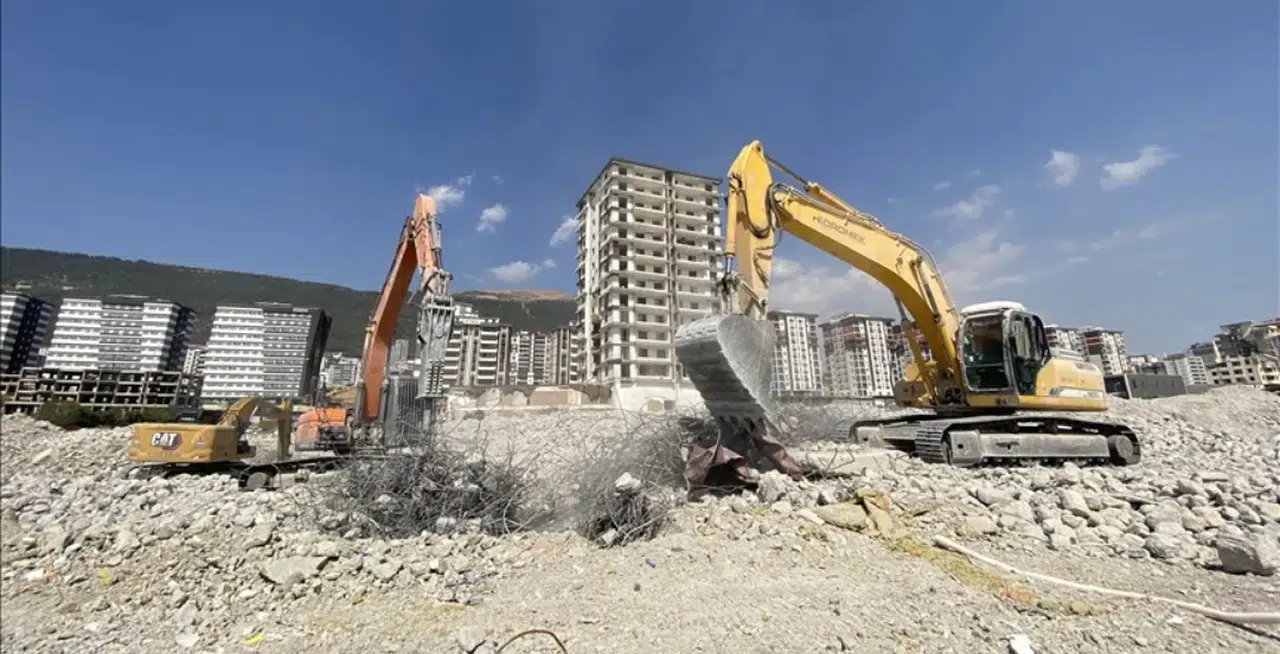 Enkaz kaldırma çalışmaları devam ediyor