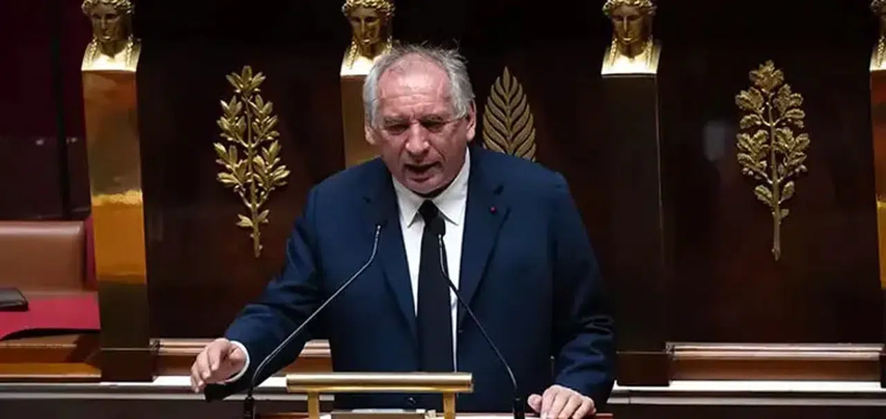 Fransa'da güvenoyu alamayan hükümet düştü