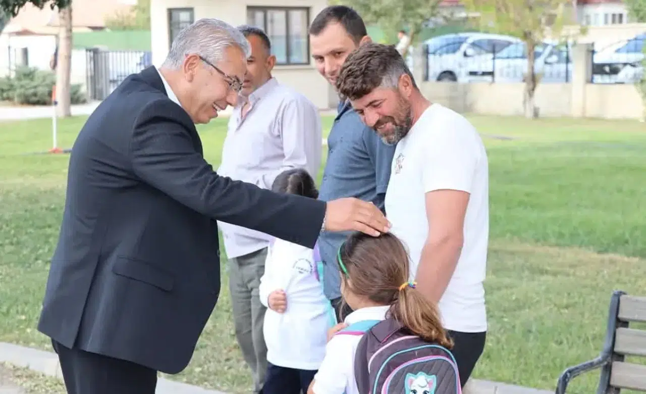 Konyalı Başkan ilk eğitim gününde öğrencilerin yanında
