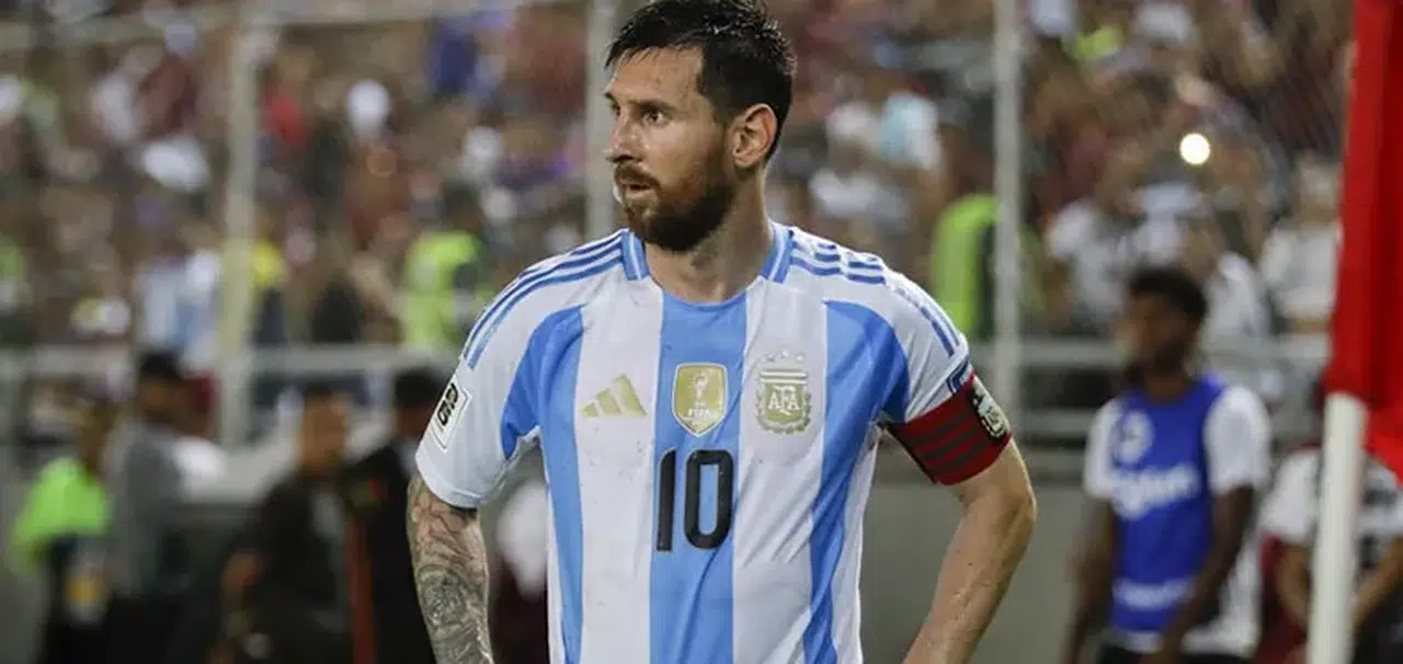 Messi, Arjantin'deki son maçında 2 gol attı
