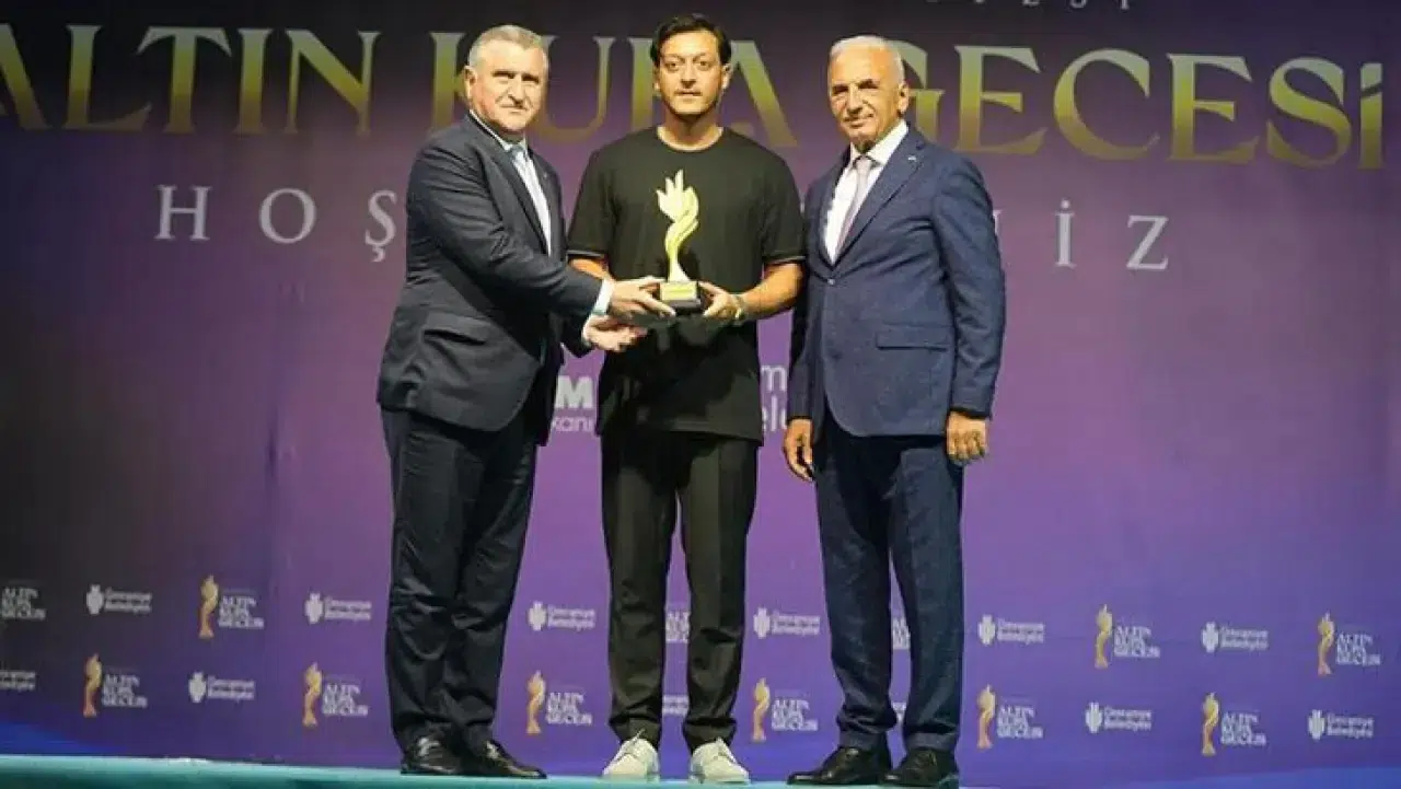 ‘Yılın spor insanı’ eski futbolcu Mesut Özil seçildi